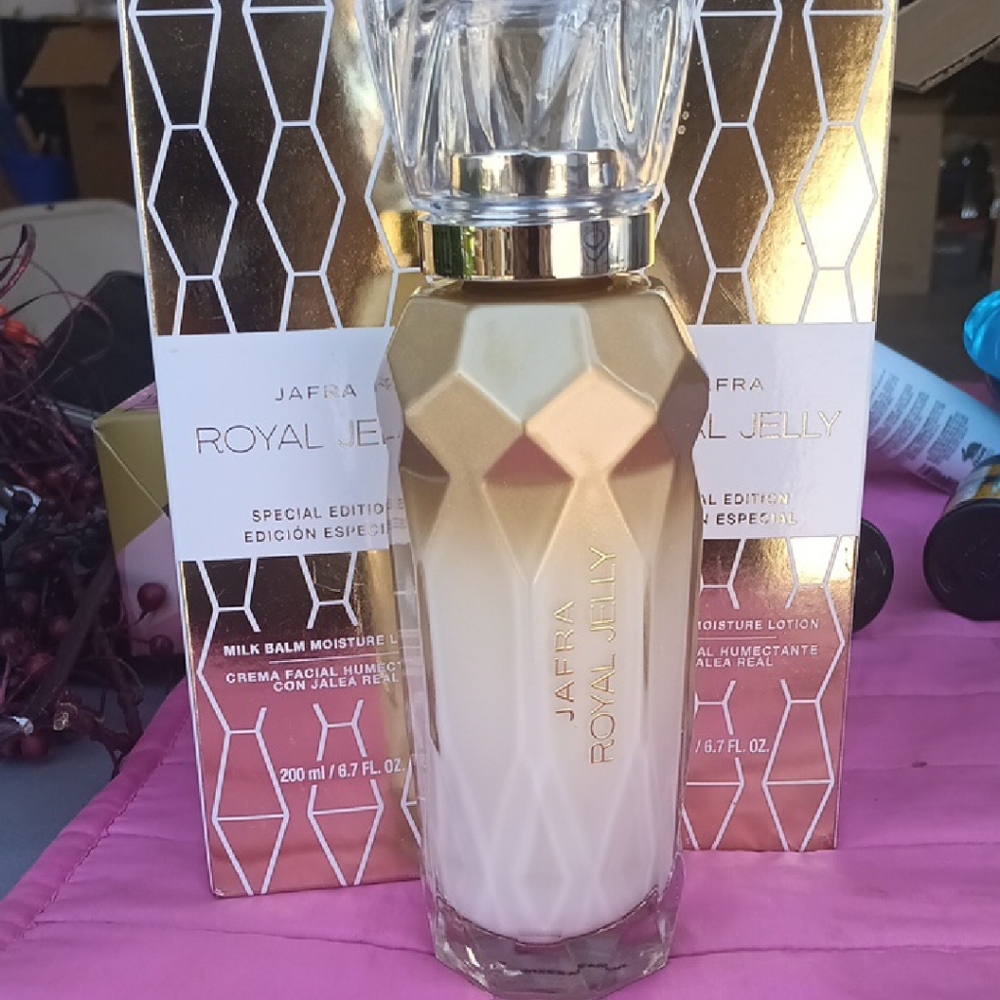 6.7 Oz JAFRA Royal Jelly Special Edition Lotion - Gold and White